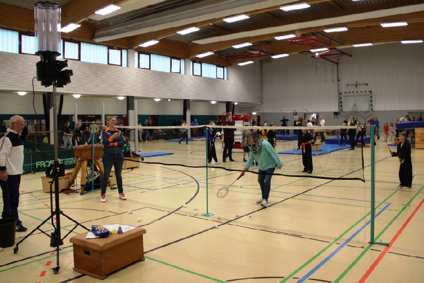 Olaf Lemmermann mit seinem Team erklärten neugierigen Sportlern die Badminton Regeln. Erste Schritte konnten dann mit einem Ballautomanten erlebt werden. 