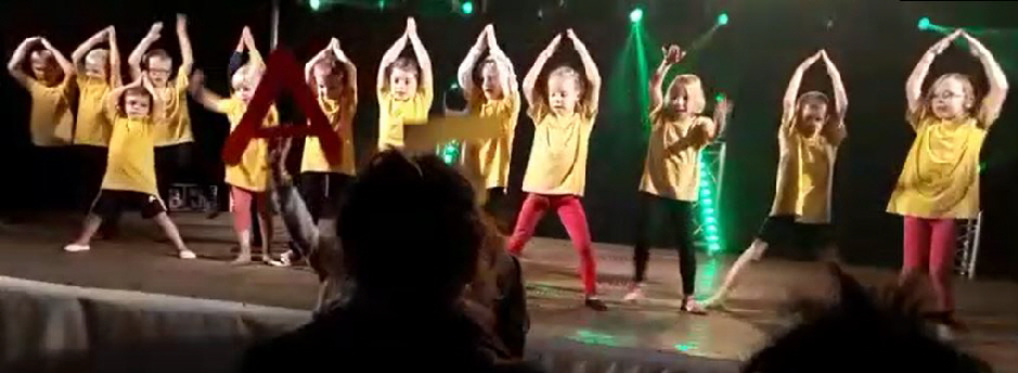 Die 4 bis 6 jhrigen tanzen nach dem Lied A,E, I, O, U auf der Bhne