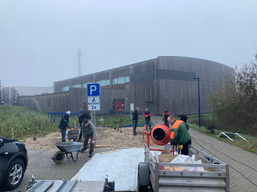 Wir trafen uns mit 8 Helfern um 08:30 Uhr am Samstag den 26. November. Das Wetter war nebelig und kühl, aber nichts konnte uns nun noch bremsen. Der Beton wurde angemischt und los ging es.