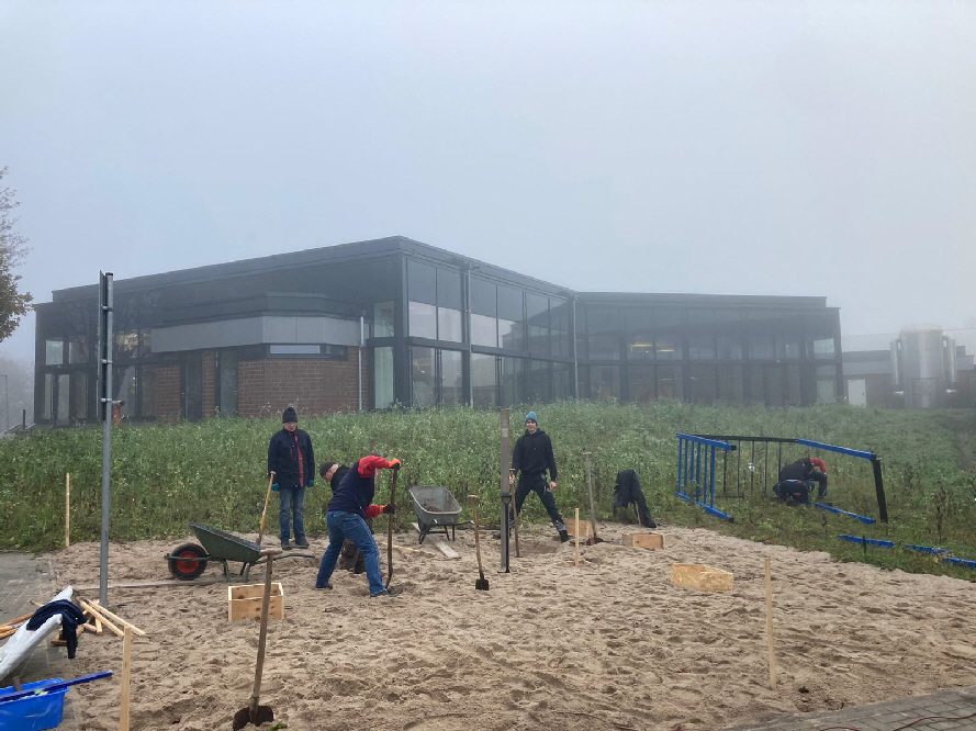 Es wurden die ersten vier Positionen der Pfeiler ausgemessen und ausgewinkelt. Schon eine kleine Herausforderung alles im rechten Winkel zu bekommen. Heiner, Rudi, Lovis und Dieter begannen mit dem Graben.