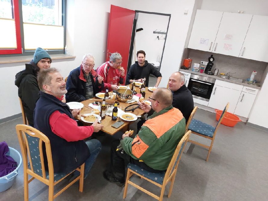 12:30 Uhr. Das Gröbste ist geschafft. Nun erstmal eine heiße Stärkung. Wieder hatte uns Karin mit leckerer Suppe verwöhnt.
Vielen Dank an die Truppe für den tollen Arbeitseinsatz. 
Dieter Cordes, Lovis Kroos, Heiner Lückert, Peter Lankenau, Roman Schell, Martin Vollers, Andre Herzog und Rudi und Karin Mantke.