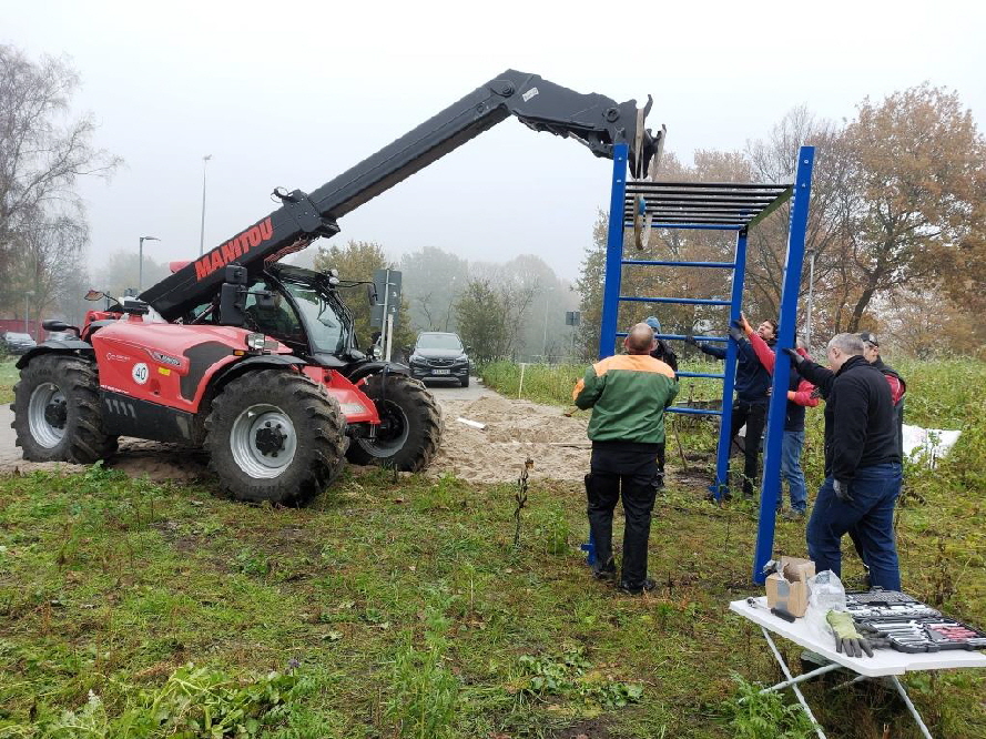 Das Gestell war doch etwas zu schwer. Zum Glück war gerade Altpapiersammlung. Dort fuhr ein Manitou herum. Andre nutzte die Möglichkeit und bat um Hilfe. So schwebte die Last in die Löcher.