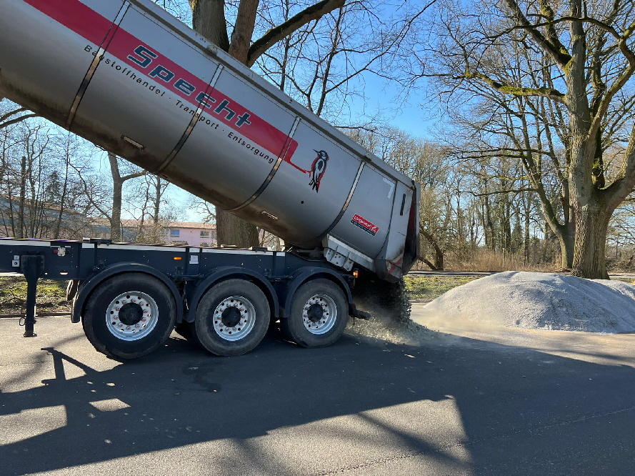 Die verschiedenen Kies und Splitsorten werden angeliefert.