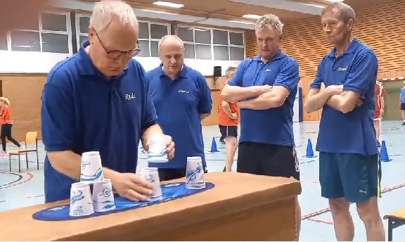 Becherstapeln auf Zeit. Wie oft kann man die 3*3 Becher aufstellen und abräumen.