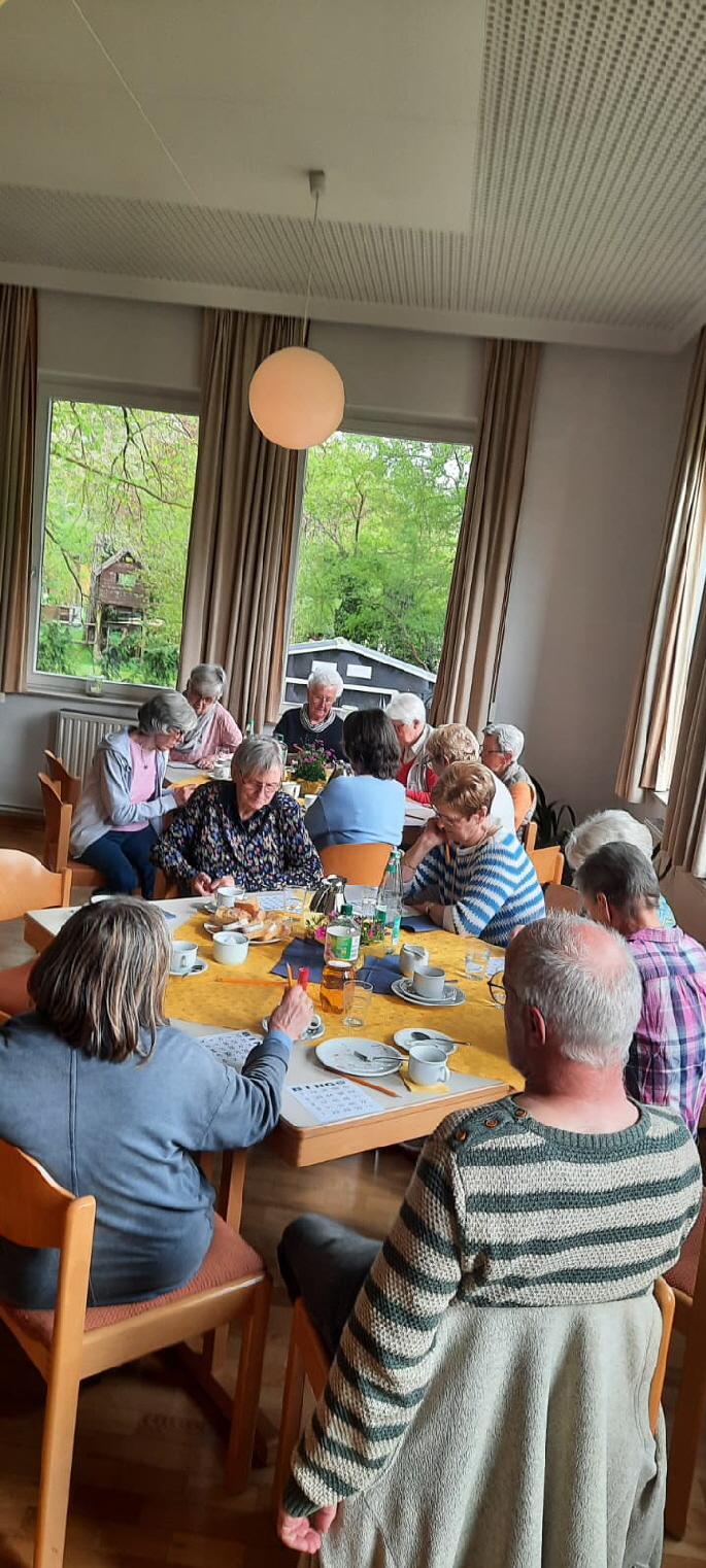 Gebannt wartenen die Senioren auf die Nennung der Zahlen.