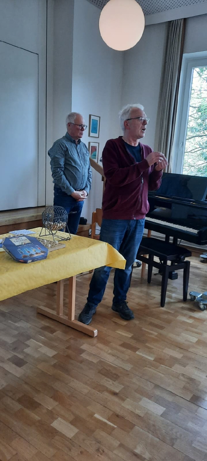 Heiner und Rudi hatten für die Gäste eine Bingoziehung vorbereitet. bei 75 Kugeln mussten auf dem Zettel 5 in horizontaler oder vertikalter Richtung auf den Losschein erreicht werden. 