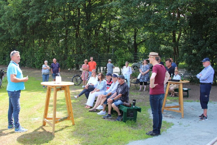 Am Samstag, den 18. Juni 2022 fand die offizielle Einweihung des neuen Bouleplatzes statt.
Jörn Becker hielt die Eröffungsrede und dankte den vielen Freiwiligen Helfern und Sponsoren für die Hilfe bei der Erstellung des Platzes.