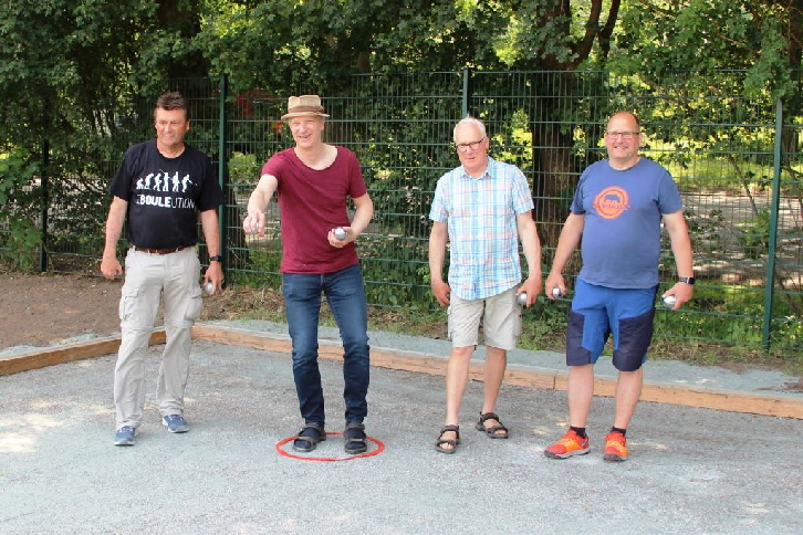 Mitinitiator Andre Reinhart, Bürgermeister Tim Willi Weber, Mitinitiator Rudolf Mantke und Mitinitiator Andre Herzog werfen die ersten Kugeln auf die Spielfläche. 
