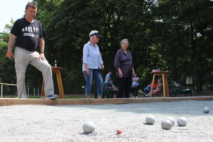 Andre Reinhart führte dann mit einigen weiteren Spielern aus Bremen in die Regeln des Spieles ein.
Das Material für die Holzumrandung wude gespendet von der Firma Holtmeyer.