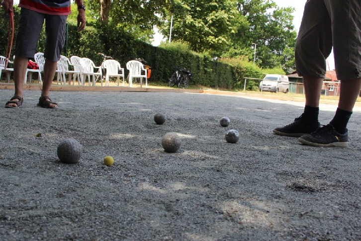 Ein Vorteil des Platzes ist, dass auch bei der Sonne am heutigen Tage die Spielfläche schön im Schatten der großen Bäume steht.