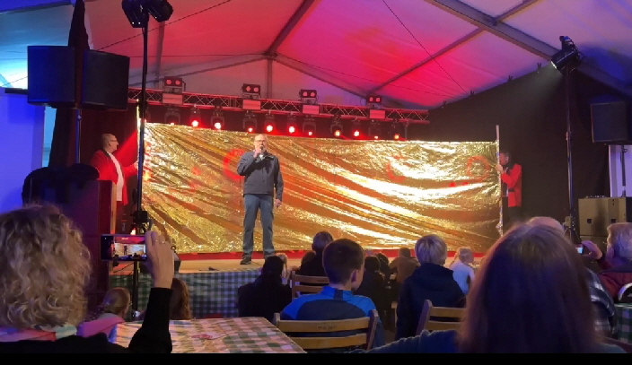 Rolf Hensel machte die Anmoderation, wärend Andre Herzog und Bernd Kersten den Vorhand hielten.