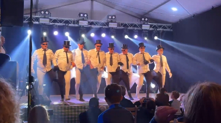 8 Montagsturner mit der Aufführung Black and White