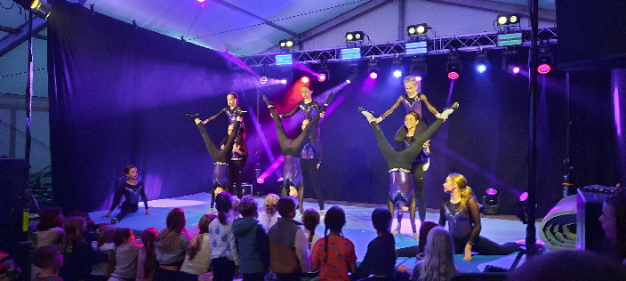 Die Mädchen der Ligatrungruppe mit Turnübungen und Akrobatik.