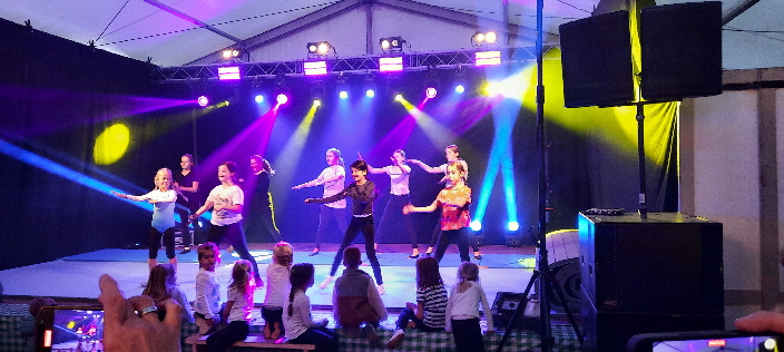 Die Mädchen ab 3. Klasse bei ihrer Darbietung.