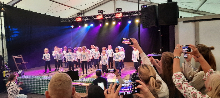 Die 4-6 Jährigen der Kinderturngruppe tanzten nach dem Lied Regentropfen hüpfen.