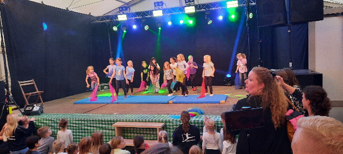 Die Turnmädchen der 1+2 Klasse bei Ihrer Vorführung