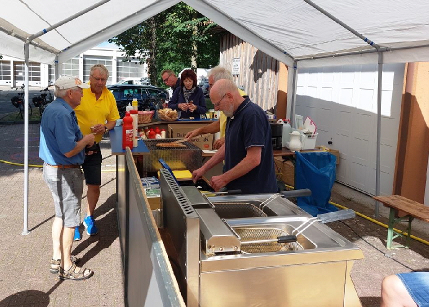 Detlef, Heiner und Hannes betreuten die ersten Radler, die gegen 11:30 Uhr am Ziel eintrafen. Andre bediente die Fritteuse und Willi unterstützte die Gruppe.