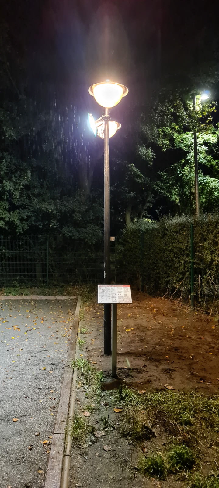 Zu den beiden Lampen wurde noch ein LED Strahler direkt auf das Feld ausgerichtet.