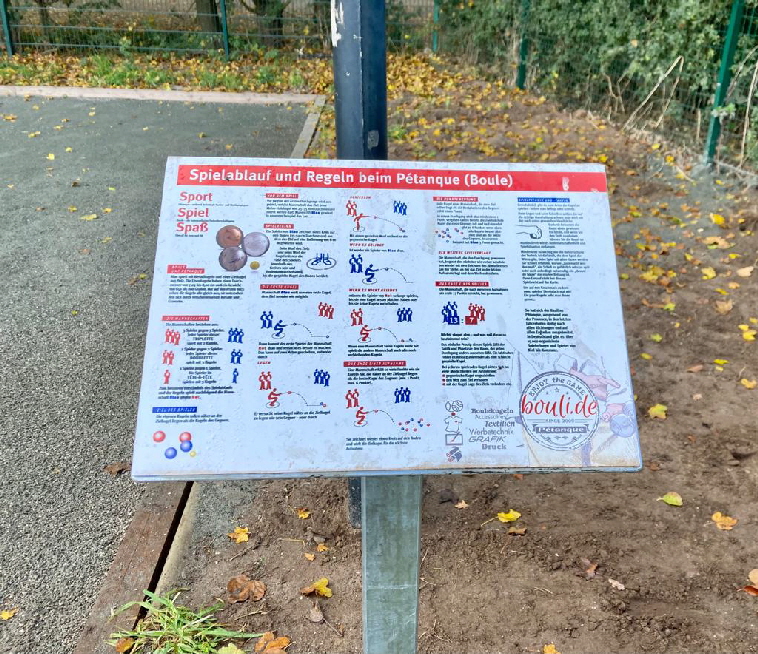 Anfang Oktober 2022 gab es wieder einen Arbeitseinsatz am Boule Platz. Es wurde ein Standord Schild mit den Spielregeln aufgestellt.