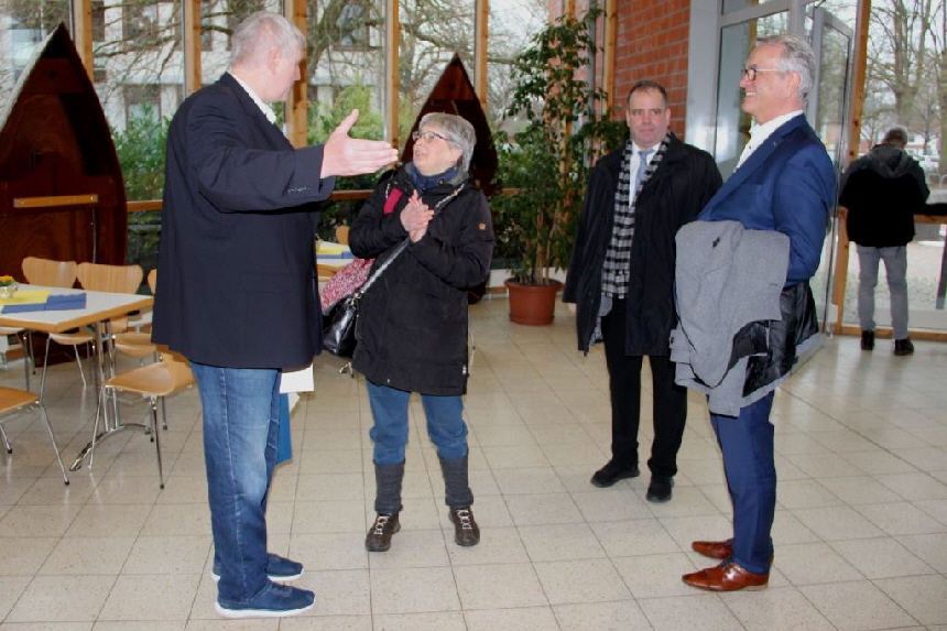 In der Vorhalle fand die Begrüßung und der Sektempfang statt.
