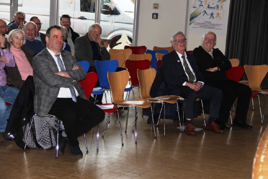 Landrat Peter Bohlmann, Turnkreis Verden Vorsitzender Jens Banehr und Kreisschwimmverbandsvorsitzender Hartmut Streek.