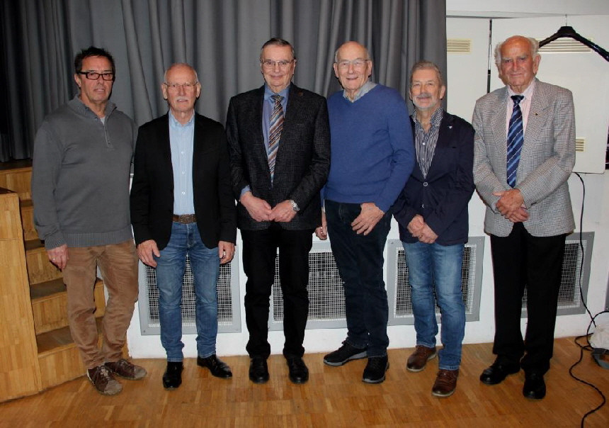 Altgediente Mitglieder der verschiedenen Vereine gaben kurze Einblicke ins besondere Momente im Vereinsleben. (von links: Michael Otten, Henning Haltermann, Gerhard Abersbach, Werner Bahrenburg, Dieter Cordes, Jan Rechten)