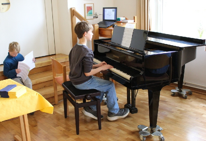 Die Brüder Jakob und Jonatan zeigten ihr Können am Klavier. Aufmerksam lauschten die Gäste der Musik.