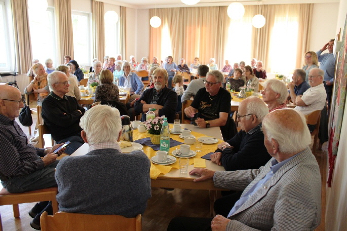 Der Saal war wieder gut gefüllt und es herrschte eine ausgelassene Stimmung.
