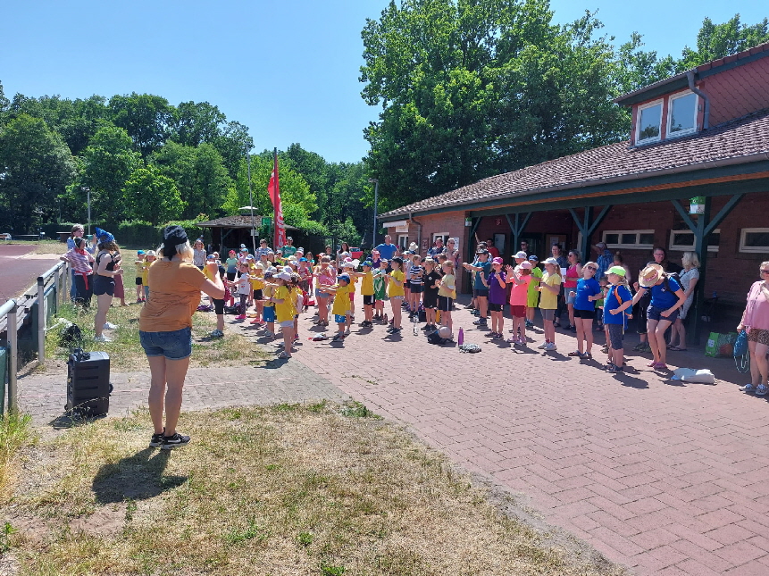 Nach der Begrüßung und zwei gemeinsamen Tänzen gingen die Gruppen auf die Reise zu 8 verschiedenen Stationen auf dem Sportplatz und in der Turnhalle.