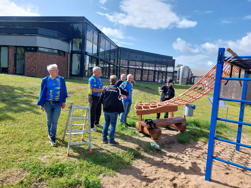 Beim Aufbau an der Calesthenics Anlage hatten die Betreuer sichtlich Spaß. Ein Dank auch an Jens Banehr für die Aufbauhilfe.