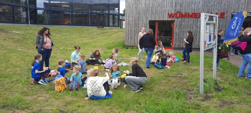 Das Wetter ließ auch eine Pause auf dem Rasen vor der Halle zu.