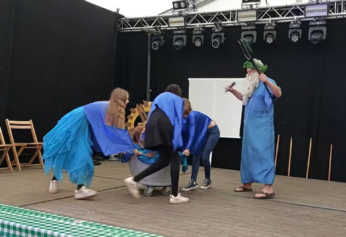 Bilder von der Generalprobe am Samstag morgen.
Jörn als Poseidon mit drei Nymphen.
