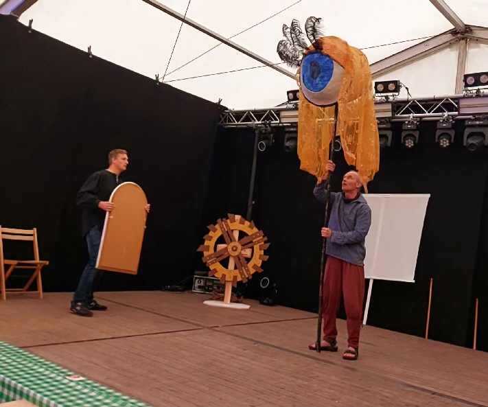 Bilder von der Generalprobe am Samstag morgen.
Florian als Otty und Thomas als Zyklop