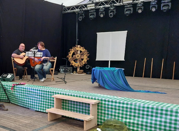 Bilder von der Generalprobe am Samstag morgen.
Uta Breitenfeld und Andreas Schubert begleiten das Stück musikalisch.