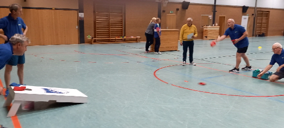 An dieser Station mussten innerhalb von 60 Sekunden so viele Sandsäcke durch ein Loch auf einem schrägen Brett geworfen werden. 