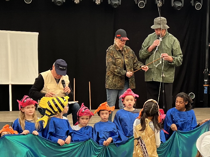 Jörn, Eva und Rudi spielten drei Angler.