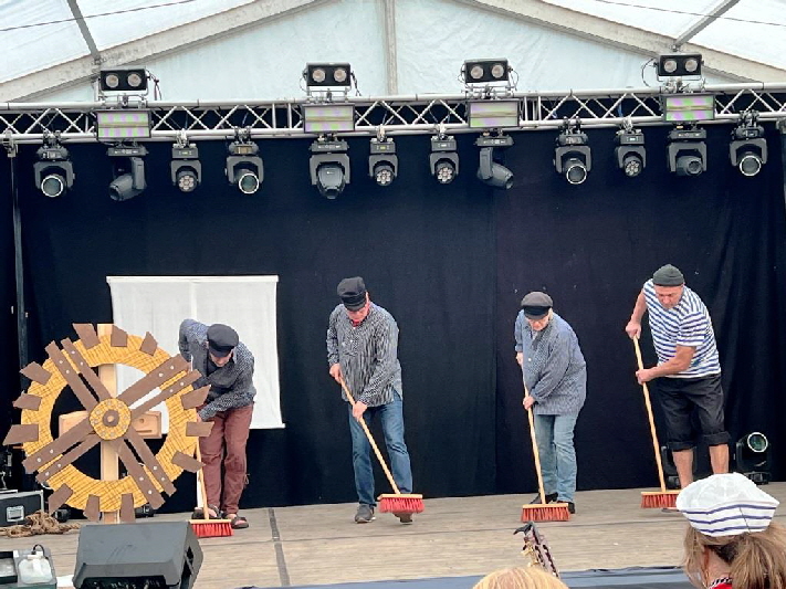 Schruppt das Deck. Mit einer Besen-Taktnummer wurde die  Bühne gereinigt.