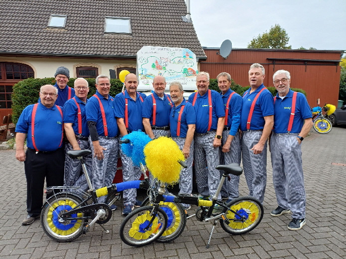 Die Montagsturner sammeln sich für den Umzug.