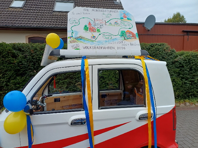 Auf dem Elektroauto waren Hinweise zum Volksradfahren angebracht.