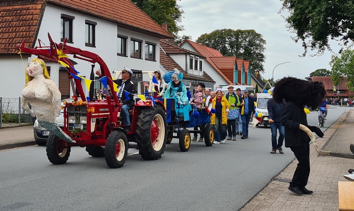 Die Schauspieler der Theatergruppe führten den Umzug an.