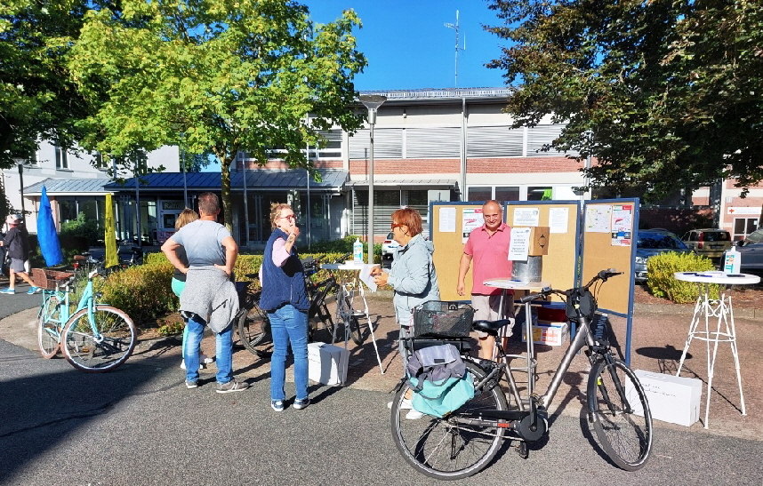 Damit das Anmelden einfach ging, waren drei Tische mit Startkarten bereit gestellt. Martin und Frank sorgten für einen staufreinen Ablauf. Hier konnte jeder Teilehmer seine Daten hinterlassen. Somit ist eine Nachverfolgung bei Corona-Porblemen oder für Versicherungsfragen geklärt.