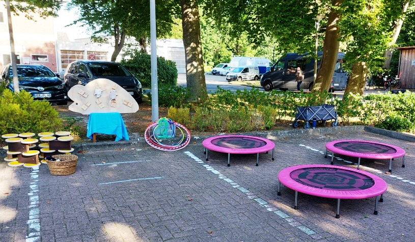 Rebecca hatte aus der Turnhalle einiges an Sportgeräten für die Spieleecke geholt und aufgebaut. So konnten die Kinder schon am Start sehen, was sie nachher im Ziel erwartet.