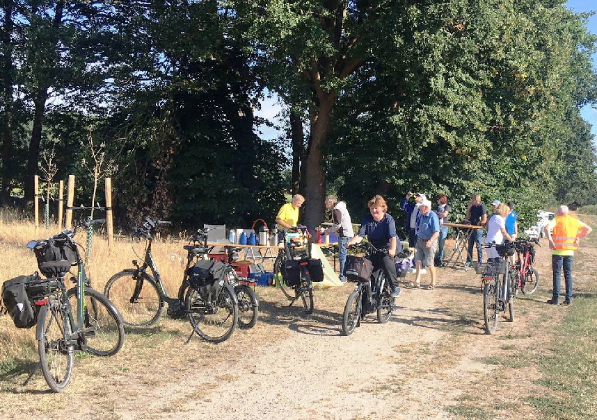 Die Hälfte der 26 Kilometer Strecke war hier bei Burg Hainbruch geschafft. Die restliche Strecke hatte Tim und Rudi ausgeschlidert. So konnten die Radler sicher den Weg über Reßuum und Sottrum zurück nach Ottersberg finden.