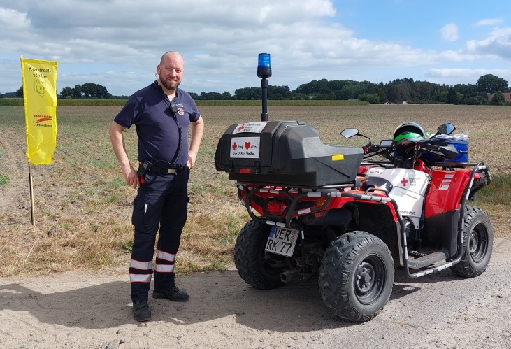 Ein DRK-Mitarbeiter auf einen Quad  für die Strecke mehrfach ab, um ggf.  schnell helfen zu können. Zum Glück war seine Hilfe zu keiner Zeit erforderlich. Einziges Ereignis war ein geplatzer Reifen eines Teilnehmers kurz hinter dem Ottterstedter See.