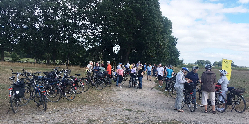 Dann wurde es am ersten Kontrollpunkt voll, die letzten Radler waren um kurz nach 10 Uhr auf die Strekce gegangen. So war die große Masse ab 11 Uhr am Versorgungsstand.