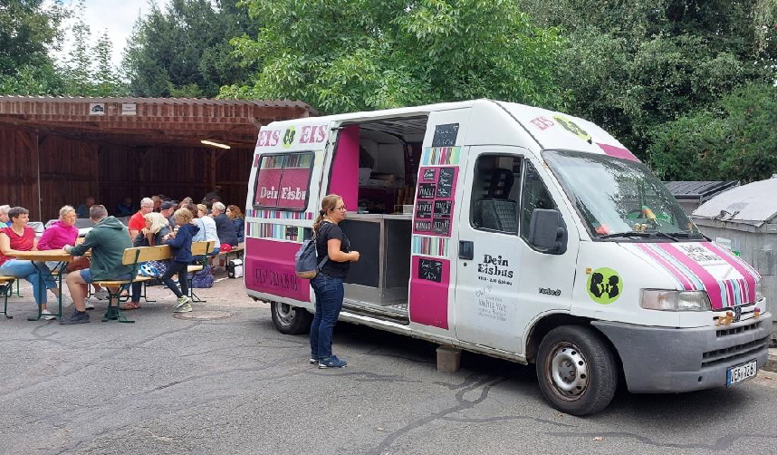 Der Mobile Eiswagen von Vanille und Peffer aus Ottersberg sorgte für eine herlliche Erfirschung für Jung und alt.