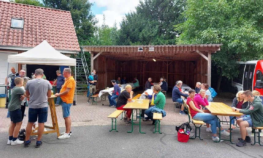 Die Gäste ließen sich an den Tischen nieder und nutzen das tolle Wetter um sich ausgiebig und unbeschwert zu unterhalten. Rolf, Jochen und Peter sprangen immer ein, wenn gerade eine Lücke entstanden war.