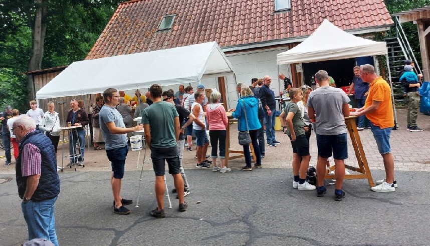 Ein buntes und ausgelassenens Treiben auf dem Platz sorgte bis nach 14 Uhr für gute Stimmung. In der Zeit waren Sabrina, Gernot und Bernd dabei die Ausschilderung vom Kontrollpunkt zurück wieder einzusammeln. Dieter und Rudi machten sich auf den Weg die Schilder von Reßuum bis nach Ottersberg zu entfernen.